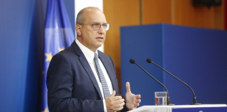 Η ενημέρωση των πολιτικών συντακτών και των ανταποκριτών ξένου Τύπου από τον Υφυπουργό παρά τω Πρωθυπουργώ και Κυβερνητικό Εκπρόσωπο, Γιάννη Οικονόμου