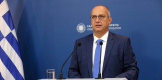 Η ενημέρωση των πολιτικών συντακτών και των ανταποκριτών ξένου Τύπου από τον Υφυπουργό παρά τω Πρωθυπουργώ και Κυβερνητικό Εκπρόσωπο Γιάννη Οικονόμου