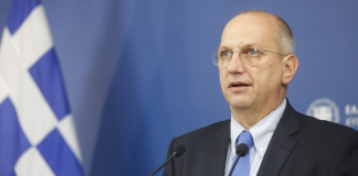 Η ενημέρωση των πολιτικών συντακτών και των ανταποκριτών ξένου Τύπου από τον Υφυπουργό παρά τω Πρωθυπουργώ και Κυβερνητικό Εκπρόσωπο, Γιάννη Οικονόμου