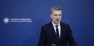 Η ενημέρωση των πολιτικών συντακτών και των ανταποκριτών ξένου Τύπου από τον Υπουργό Επικρατείας και Κυβερνητικό Εκπρόσωπο Άκη Σκέρτσο
