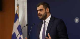 Η ενημέρωση των πολιτικών συντακτών και ανταποκριτών ξένου Τύπου από τον Υφυπουργό παρά τω Πρωθυπουργώ και Κυβερνητικό Εκπρόσωπο Παύλο Μαρινάκη