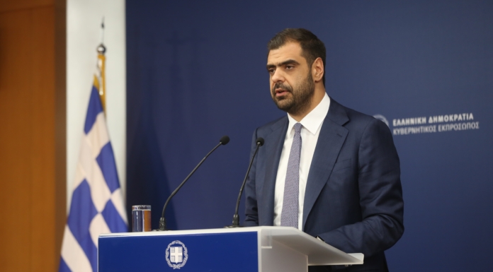 Η ενημέρωση των πολιτικών συντακτών και ανταποκριτών ξένου Τύπου από τον Υφυπουργό παρά τω Πρωθυπουργώ και Κυβερνητικό Εκπρόσωπο Παύλο Μαρινάκη