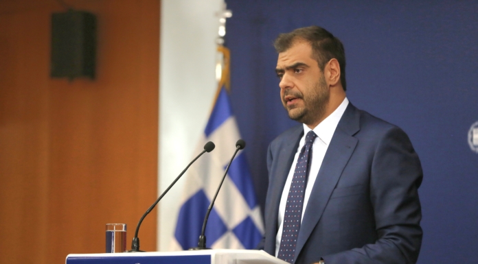 Η ενημέρωση των πολιτικών συντακτών και ανταποκριτών ξένου Τύπου από τον Υφυπουργό παρά τω Πρωθυπουργώ και Κυβερνητικό Εκπρόσωπο Παύλο Μαρινάκη