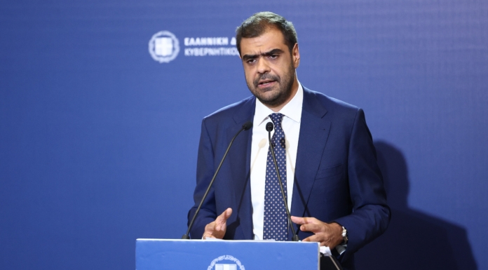 Η ενημέρωση των πολιτικών συντακτών και ανταποκριτών ξένου Τύπου από τον Υφυπουργό παρά τω Πρωθυπουργώ και Κυβερνητικό Εκπρόσωπο Παύλο Μαρινάκη